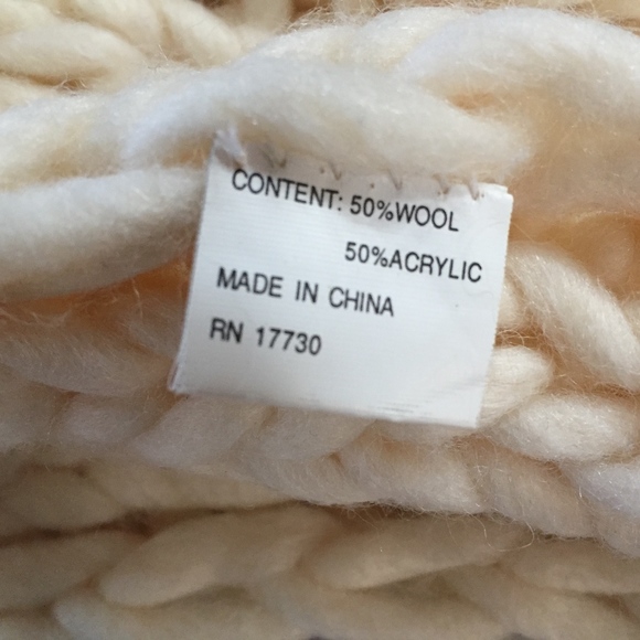 Free with purchase White Fluffy Long Scarf - Picture 4 of 4